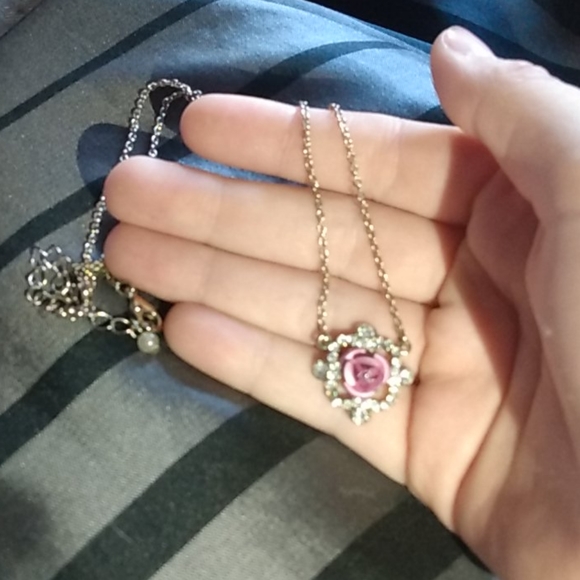 Vintage NRT Avon pink rose necklace - Picture 2 of 2